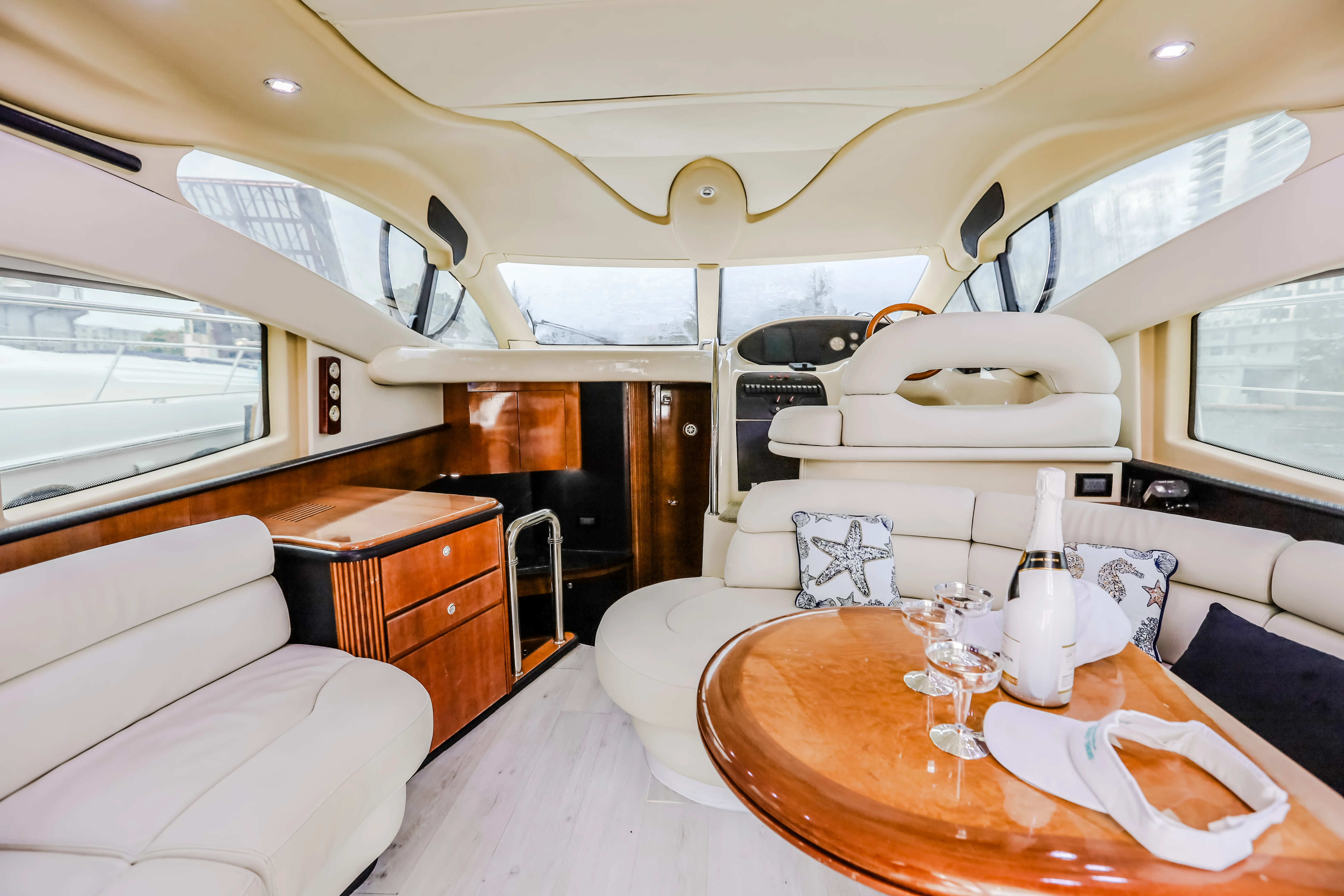 50ft Azimut Flybridge swim platform